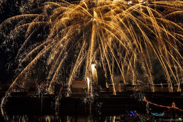 Hafenfeuerwerk beim Rheinischen Fischerfest 2015 in Gernsheim