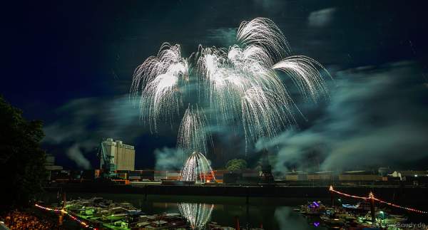 Hafenfeuerwerk beim Rheinischen Fischerfest 2015 in Gernsheim