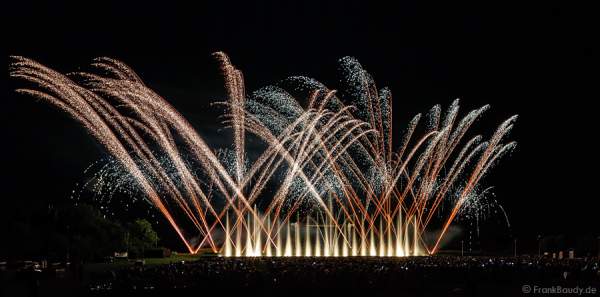 Wasserspiele, Feuerwerk bei Aquatique Show ALSACE - 70 Jahre Frieden - Art et Lumière, Furdenheim 2015