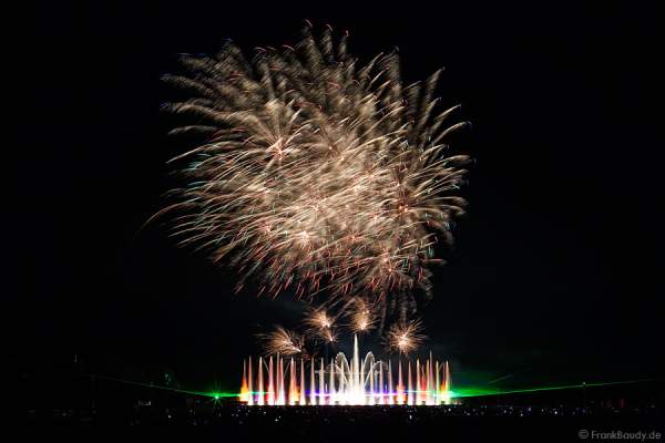 Wasserspiele, Feuerwerk und Laser bei Aquatique Show ALSACE - 70 Jahre Frieden - Art et Lumière, Furdenheim 2015