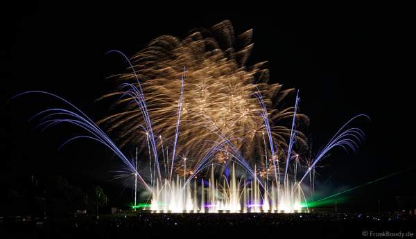 Furdenheim feiert mit Show ALSACE 70 Jahre Frieden  Finales Feuerwerk Show ALSACE - 70 Jahre Frieden - Art et Lumière, Furdenheim 2015