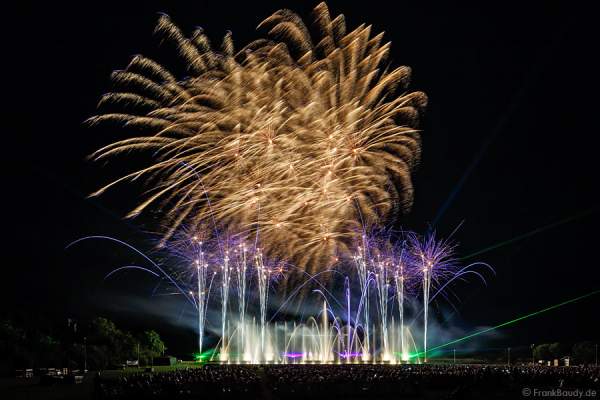 Furdenheim feiert mit Show ALSACE 70 Jahre Frieden  Finales Feuerwerk Show ALSACE - 70 Jahre Frieden - Art et Lumière, Furdenheim 2015