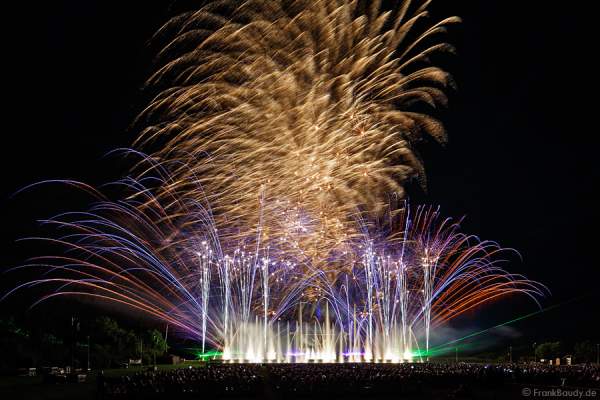 Furdenheim feiert mit Show ALSACE 70 Jahre Frieden  Finales Feuerwerk Show ALSACE - 70 Jahre Frieden - Art et Lumière, Furdenheim 2015