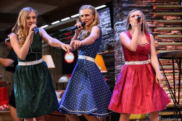 Die Poxrucker Sisters (die Schwestern: Stefanie, Christina und Magdalena) bei der Stadlshow 2015 in Offenburg