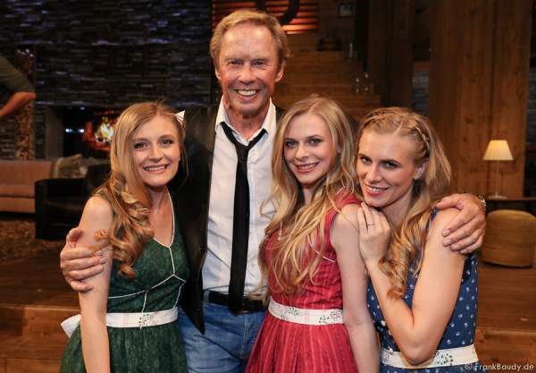 Die Poxrucker Sisters mit Peter Kraus bei der Stadlshow 2015 in Offenburg