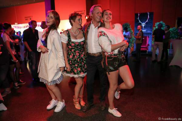 La Goassn tanzen mit Peter Kraus auf der After-Show-Party Seitenblicke der Stadlshow 2015 in Offenburg