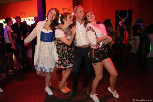 La Goassn tanzen mit Peter Kraus auf der After-Show-Party Seitenblicke der Stadlshow 2015 in Offenburg