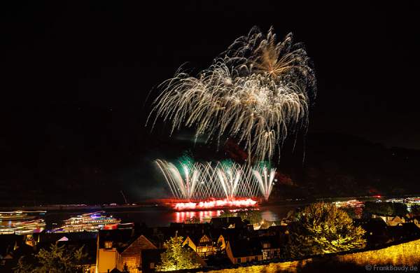 Das Tal erleuchtet beim beim Feuerwerk Rhein in Flammen – Nacht der 1000 Feuer in Oberwesel 2015