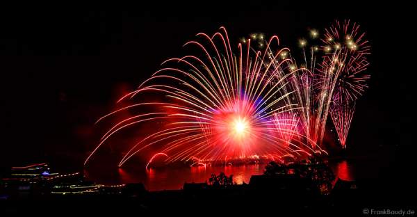 Gewaltigen Radialeffekt beim Feuerwerk RHEIN IN FLAMMEN – Nacht der 1000 Feuer in Oberwesel 2015