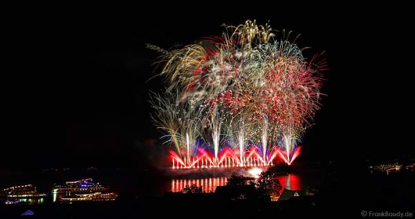 Fetziges Rockmusik-Feuerwerk bei Rhein in Flammen 2015 in Oberwesel