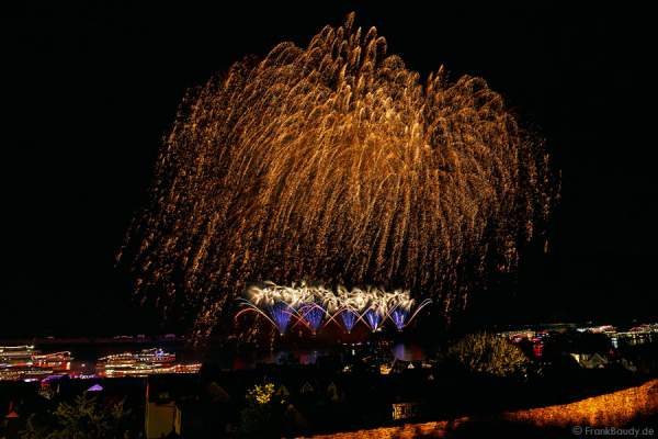 Goldregen beim Feuerwerk Rhein in Flammen – Nacht der 1000 Feuer in Oberwesel 2015