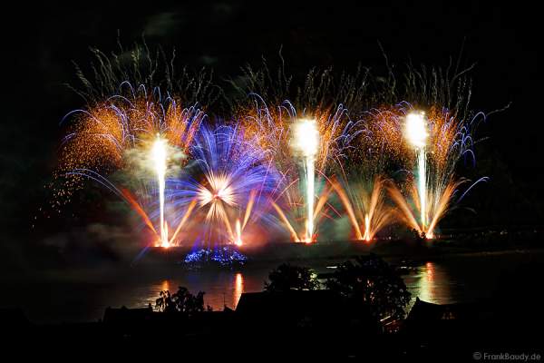 Radialeffekt beim Feuerwerk RHEIN IN FLAMMEN – Nacht der 1000 Feuer in Oberwesel 2015