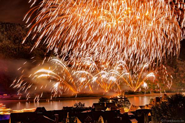 Goldregen beim Feuerwerk Rhein in Flammen – Nacht der 1000 Feuer in Oberwesel 2015