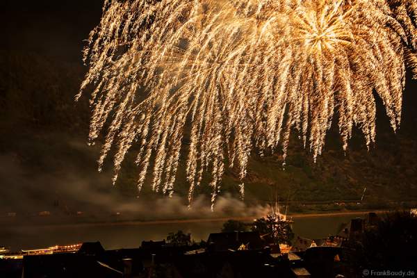 Goldregen beim Feuerwerk Rhein in Flammen – Nacht der 1000 Feuer in Oberwesel 2015