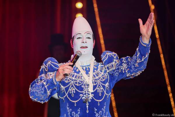 Der Weißclown Yann von Les Rossyann bei der Show Salto Vitale des Circus Roncalli