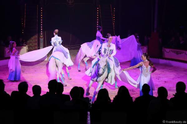 Saabel Familie mit Pferde Hohe Schule bei Salto Vitale des Circus Roncalli
