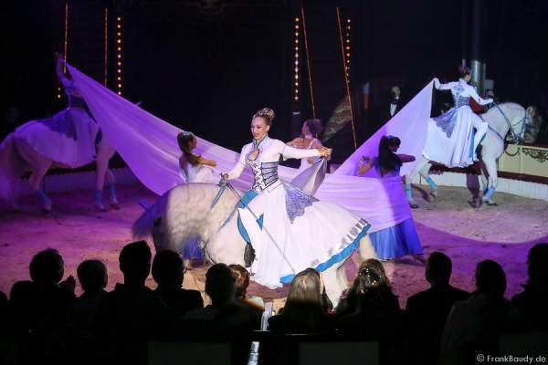 Saabel Familie mit Pferde Hohe Schule bei Salto Vitale des Circus Roncalli