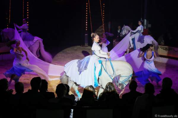 Saabel Familie mit Pferde Hohe Schule bei Salto Vitale des Circus Roncalli