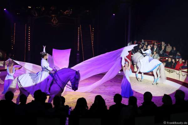 Saabel Familie mit Pferde Hohe Schule bei Salto Vitale des Circus Roncalli