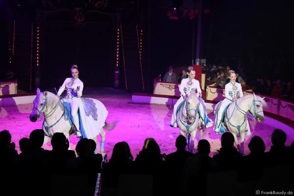 Saabel Familie mit Pferde Hohe Schule bei Salto Vitale des Circus Roncalli