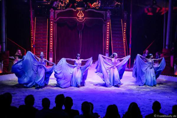 Ballet in Blau bei der Show Salto Vitale des Circus Roncalli