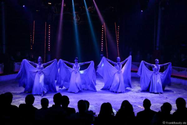 Ballet in Blau bei der Show Salto Vitale des Circus Roncalli