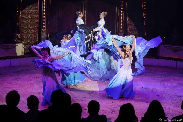 Saabel Familie mit Pferde Hohe Schule bei Salto Vitale des Circus Roncalli