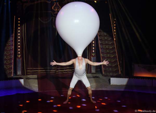 Victor Minasov mit Ballon Act bei Salto Vitale des Circus Roncalli