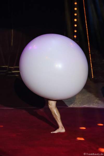 Victor Minasov mit Ballon Act bei Salto Vitale des Circus Roncalli