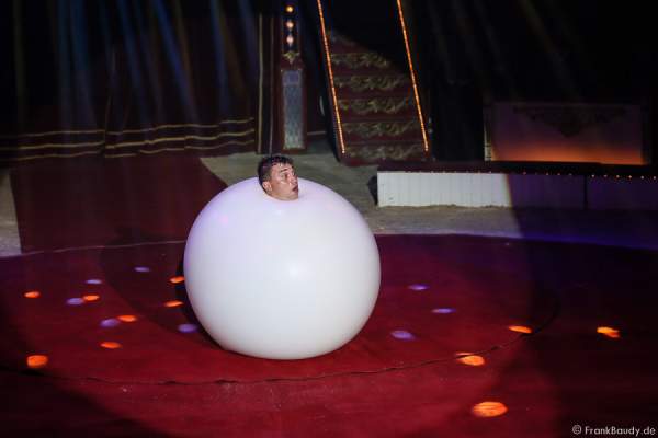 Victor Minasov mit Ballon Act bei Salto Vitale des Circus Roncalli