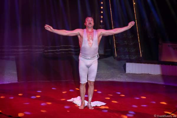 Victor Minasov bei Salto Vitale des Circus Roncalli