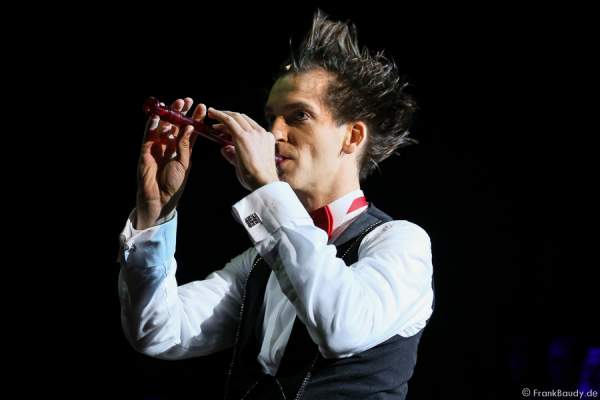 Flötenmann Gabor Vosteen bei Salto Vitale des Circus Roncalli