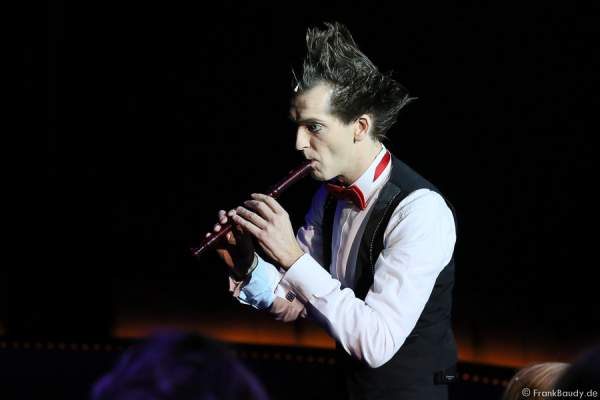 Flötenmann Gabor Vosteen bei Salto Vitale des Circus Roncalli