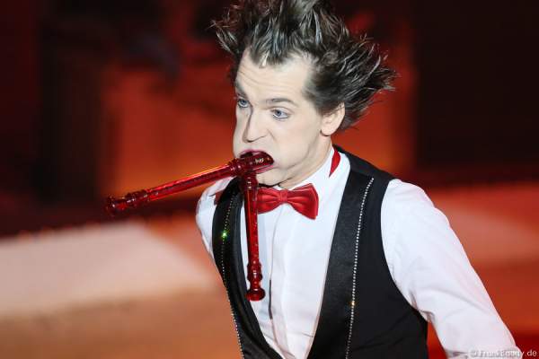 Flötenmann Gabor Vosteen bei Salto Vitale des Circus Roncalli