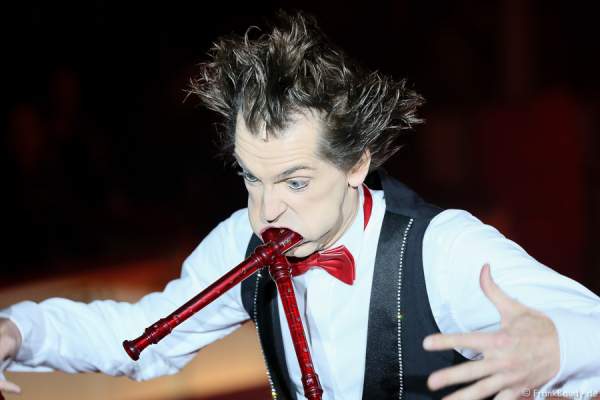 Flötenmann Gabor Vosteen bei Salto Vitale des Circus Roncalli