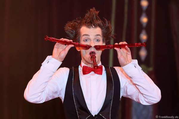 Flötenmann Gabor Vosteen bei Salto Vitale des Circus Roncalli