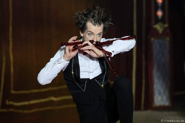 Flötenmann Gabor Vosteen bei Salto Vitale des Circus Roncalli