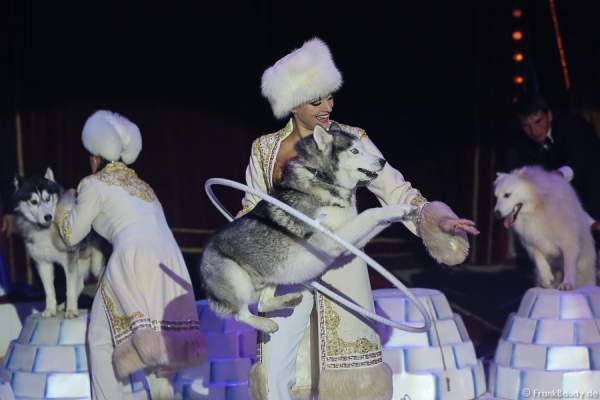Die Saabel Family mit ihrer Show Petersburger Schlittenfahrt bei Circus Roncalli-Salto Vitale