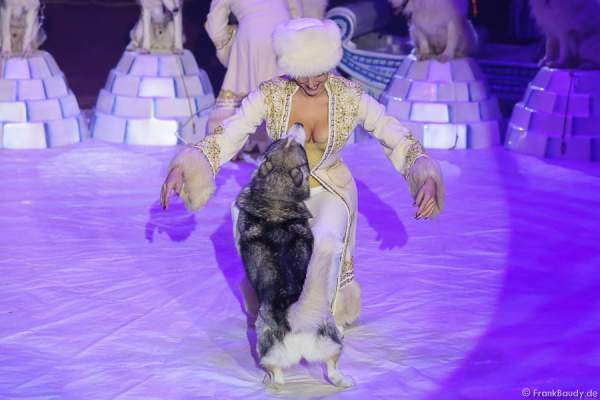 Die Saabel Family mit Schlittenhunden bei ihrer Show Petersburger Schlittenfahrt-Circus Roncalli-Salto Vitale