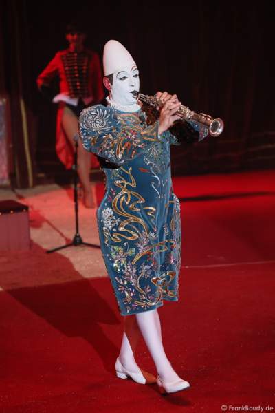 Der Weißclown Yann von Les Rossyann bei der Show Salto Vitale des Circus Roncalli