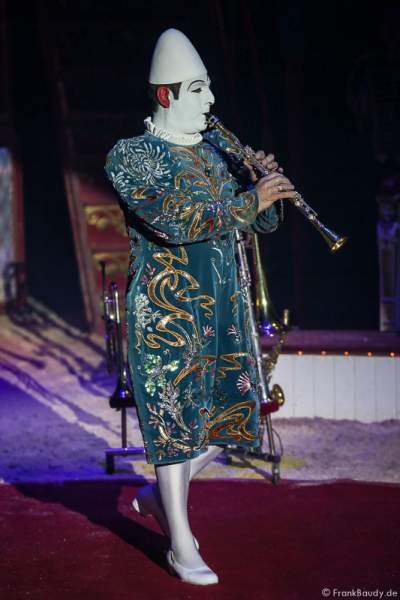 Der Weißclown Yann von Les Rossyann bei der Show Salto Vitale des Circus Roncalli