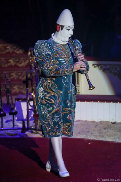 Der Weißclown Yann von Les Rossyann bei der Show Salto Vitale des Circus Roncalli
