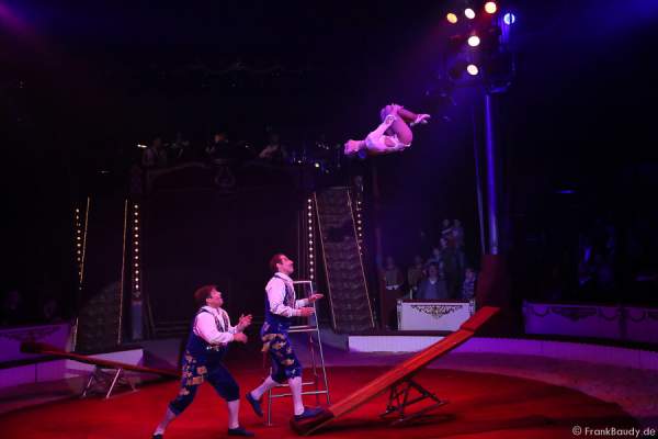 Das Trio Csàszàr am Schleuderbrett bei der Show Salto Vitale des Circus Roncalli