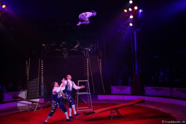 Das Trio Csàszàr am Schleuderbrett bei der Show Salto Vitale des Circus Roncalli