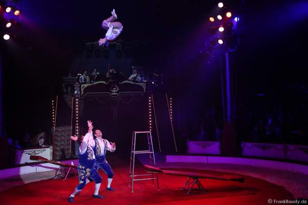 Das Trio Csàszàr am Schleuderbrett bei der Show Salto Vitale des Circus Roncalli