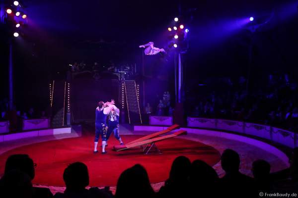 Das Trio Csàszàr am Schleuderbrett bei der Show Salto Vitale des Circus Roncalli