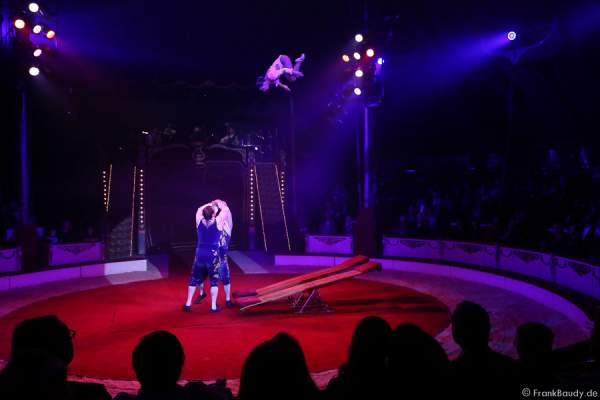 Das Trio Csàszàr am Schleuderbrett bei der Show Salto Vitale des Circus Roncalli
