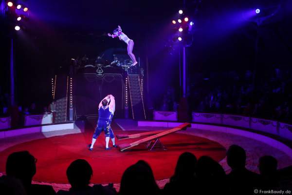 Das Trio Csàszàr am Schleuderbrett bei der Show Salto Vitale des Circus Roncalli