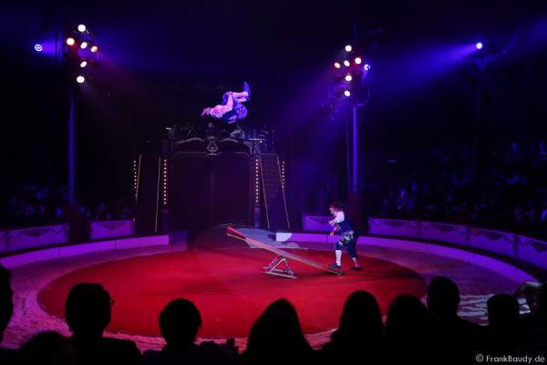 Das Trio Csàszàr am Schleuderbrett bei der Show Salto Vitale des Circus Roncalli