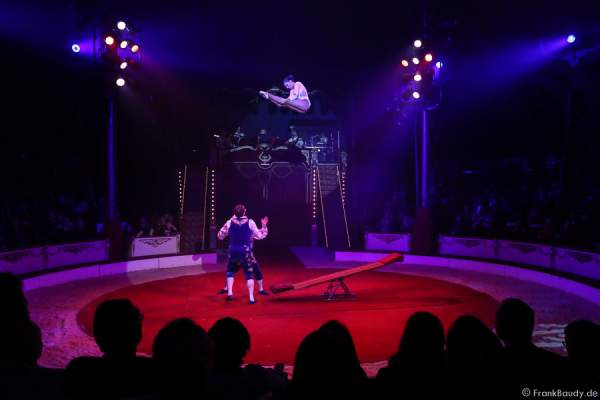 Das Trio Csàszàr am Schleuderbrett bei der Show Salto Vitale des Circus Roncalli